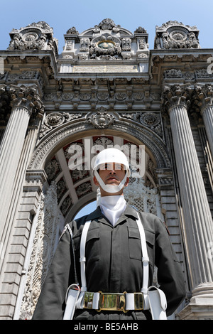 Junge Garde mit weißen Helm steht vor dem palastartigen Eingang, Dolmabahce Palast des Sultans-Palast aus dem 19. Jh. Stockfoto