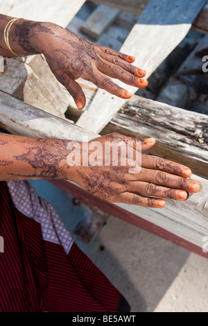 Henna-Tattoo auf den Händen einer Frau aus Sansibar, Tansania, Afrika Stockfoto