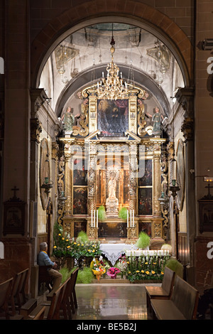 Mann sitzt ruhig mit Blick auf ändern und Statue der Jungfrau Maria in der Kirche von Saint Michael Sant Miquel Palma Mallorca Spanien Stockfoto