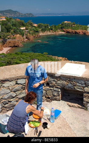 Paare, die haben ein Picknick mit Blick auf das Mittelmeer in der Nähe von Frejus in Südfrankreich. Stockfoto