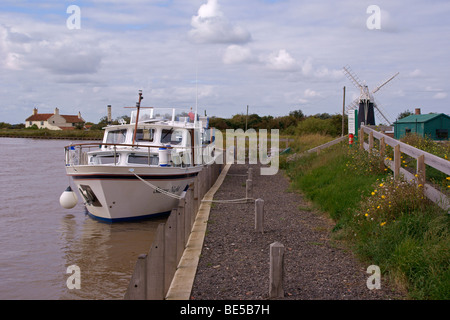 Motorboot am Polkeys Mühle Staithe auf den Norfolk Broads Stockfoto