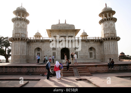 Das Grabmal des Itimad-Ud-Daulah, oder das "Baby Taj" in Agra, Indien. Stockfoto