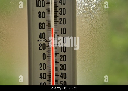 Nahaufnahme des Thermometers in Fenster-Victoria, British Columbia, Kanada. Stockfoto