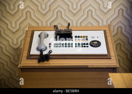 Telefon in einem Verhörraum, Gedenkstätte Berlin-Hohenschönhausen, ehemaliges Gefängnis der Geheimdienst der DDR, Berlin, Germa Stockfoto