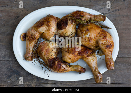 Gegrillte Hähnchenschenkel mit Rosmarin, Thymian und Knoblauch Stockfoto