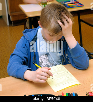 Schüler, 10 Jahre alt, während einer Prüfung Stockfoto