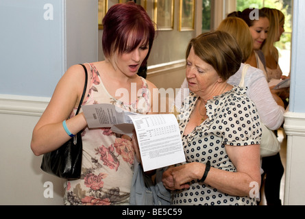 Studenten an einer Mädchenschule West Midlands Oberstufe feiern ihre A-Level-Ergebnisse zu erhalten. Stockfoto