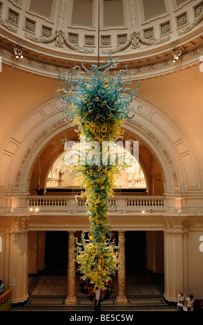 Üppige Glasobjekt unter der Kuppel in der Eingangshalle des Victoria & Albert Museum, 1-5 Exhibition Road, London, England Stockfoto