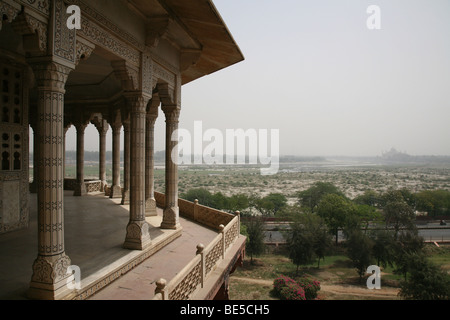 Musamman Burj im Agra Red Fort. Shah Jehan wurde hier inhaftiert, nach dem Bau des Taj Mahal, die in der Ferne zu sehen ist. Stockfoto