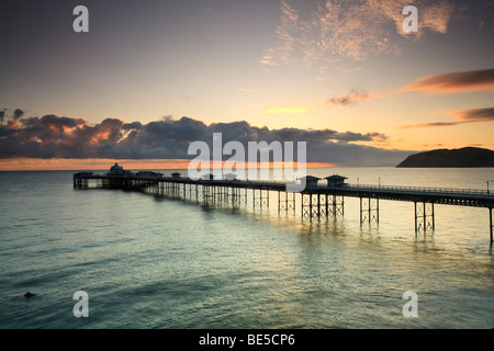 Sonnenaufgang über Llandudno Pier in Nord-Wales, Blick auf den Offshore-Windpark Stockfoto