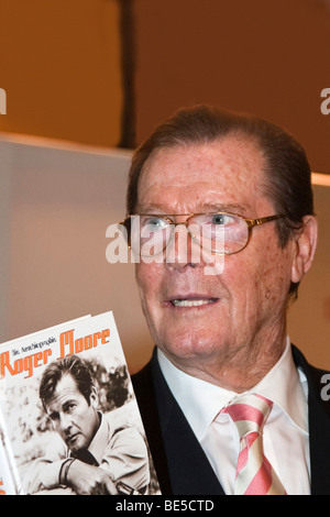 Der englische Schauspieler und ehemaliger James-Bond-Darsteller Sir Roger Moore Stockfoto
