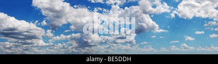 Blauer Himmel mit flauschigen Wolken im Sonnenschein am Tag, Panorama-Bild Stockfoto