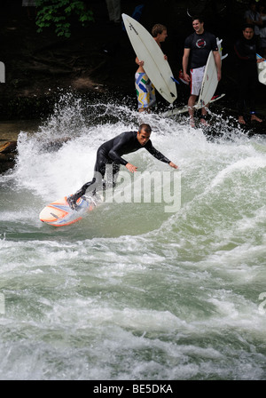 Surfer am Eisbach Bach, englische Garten in München, Upper Bavaria, Bayern, Deutschland, Europa Stockfoto