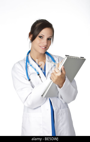 Schöne junge Arzt schriftlich auf dem Pad über weißem Hintergrund Stockfoto