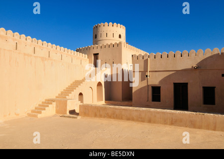 Historischen Adobe Befestigung, Wachturm Sunaysilah Burg oder Festung in Sur, Al Sharqiya Region, Sultanat Oman, Arabien, Mi Stockfoto