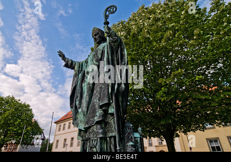 Denkmal des St. Bernward am Dom, Hildesheim, Niedersachsen, Deutschland, Europa Stockfoto