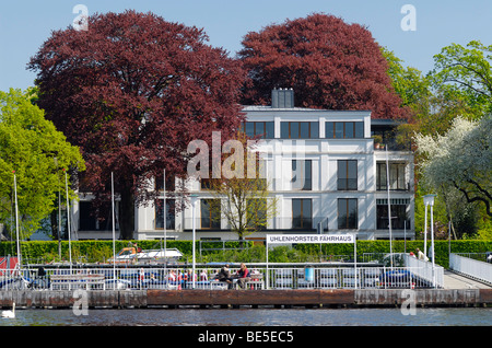 Die Pier oder Steg Uhlenhorster Faehrhaus und einem weißen Alstervilla Herrenhaus an der Außenalster Außenalster in Uhlenhorst, H Stockfoto