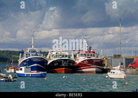 Trawler Angelboote/Fischerboote in den Hafen des Dorfes Schären, North County Dublin, Irland Stockfoto
