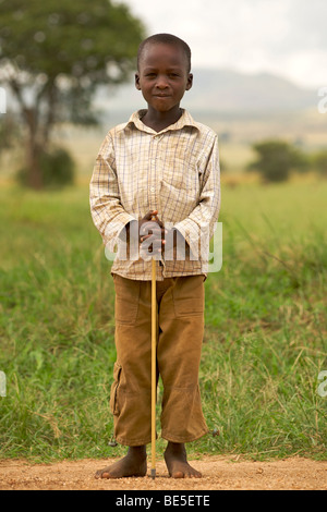Ein afrikanischer junge im Kidepo Valley Nationalpark in Nord-Uganda. Stockfoto