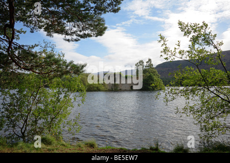 Eine Insel mit Burgruine im Loch ein Eilein in der Nähe von Aviemore, Inverness-Shire, Schottland, Vereinigtes Königreich. Stockfoto