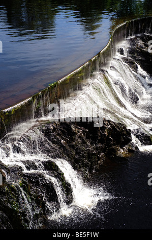 Künstlicher Wasserfall Wehr auf dem Fluß Rheidol als Bestandteil der Hydro electric Power Station, Ceredigion Wales UK Stockfoto