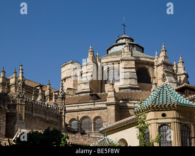 Rückansicht der Kathedrale von Granada und der Capilla Real in Granada in Spanien Stockfoto