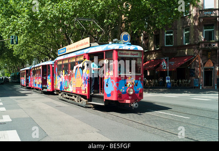 Apfelwein oder Apfel-Wein-express, tram als Touristenattraktion, in denen alkoholische Getränke angeboten werden, Sachsenhausen, Frankfurt, Stockfoto