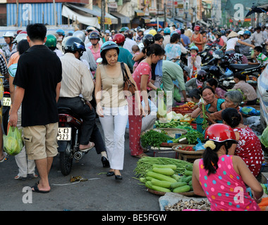 Viele Menschen drängen sich auf der Straße an einem Straßenmarkt Vinh Longh, Mekong-Delta, Vietnam, Asien Stockfoto