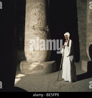 Ägyptische Führer in der Säulenhalle, Abydos Sethos Tempel des Osiris an den Ufern des Nils, Nordafrika Stockfoto