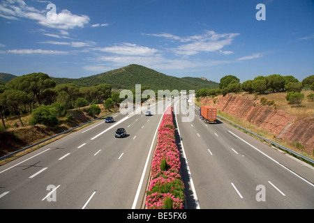 Fahrzeuge fahren auf der Autobahn A8, La Provencale in Südfrankreich. Stockfoto