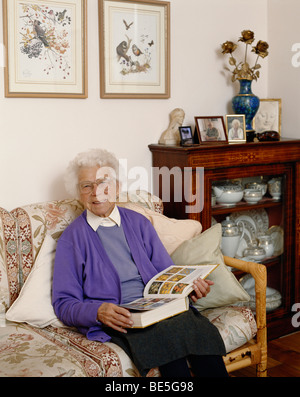 Ältere Dame mit Garten Buch Stockfoto