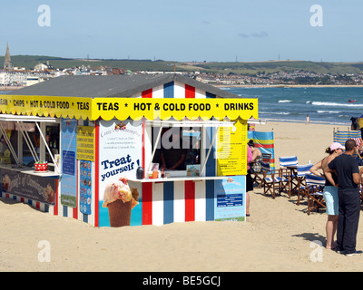 Ein Strandkiosk am Sandstrand bei Weymouth, Dorset. Stockfoto