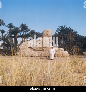 Alabaster Sphinx und Guide in Memphis, der alten Hauptstadt von Ägypten, Nordafrika Stockfoto