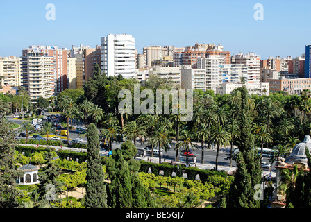 Blick von der Alcazaba Burg zu den Neubauten an der Grenze der alten Stadt, Malaga, Andalusien, Spanien, Europa Stockfoto