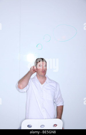 Junger Mann denken Stockfoto