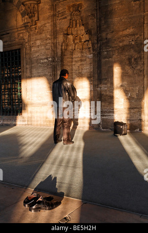 Muslimischen Mann, der betet vor eine Gebetsnische Schuhe ausgezogen, Iskele, Mirimah-Sultan-Moschee, Ueskuedar, Istanbul, Türkei Stockfoto