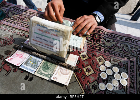 Tabelle der Spende Sammler, türkischen Banknoten und Münzen liegen auf einem Teppich, blaue Moschee, Sultan Ahmet Camii, Sultanahmet, Ist Stockfoto