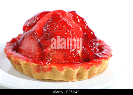 Eine individuelle Gelatine glasiert Erdbeer Torte auf einem Teller Stockfoto