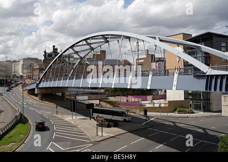 Die Bow String Arch Bridge über den Kreisverkehr am Park Square, Sheffield City Centre England UK, Steel Metal Structure Stockfoto