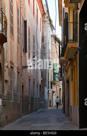 Frau zu Fuß durch schmale Straße im alten Viertel Palma Mallorca Spanien Stockfoto