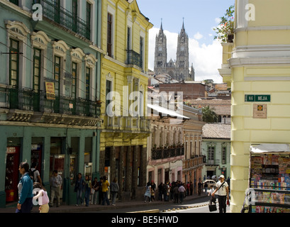 Ecuador. Quito. Historischen Zentrum. Guayaquil-Straße und der Basilika del Voto Nacional (XIX-XX Jahrhundert) im Hintergrund. Stockfoto