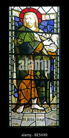 Ein Buntglasfenster mit Johannes dem Täufer Hough auf dem Hügel, Lincolnshire Stockfoto