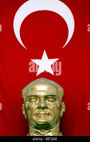 Goldenen Büste von Mustafa Kemal Atatürk vor türkischen Flagge, Istanbul, Türkei Stockfoto