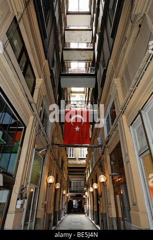 Shopping arcade aus dem 19. Jahrhundert, türkische Flagge, ehemaligen Vorort Pera, Istiklal Caddesi, Unabhängigkeit Street, Beyoglu, Sehenswürdigk Stockfoto