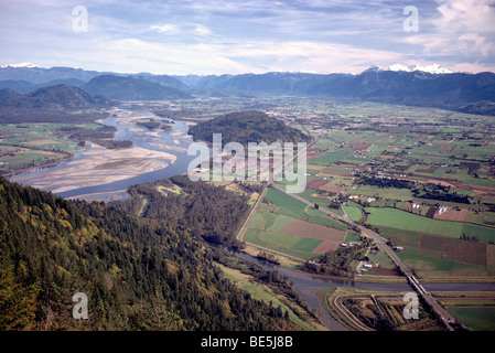 Malerische Luftaufnahme, Ackerland in Fraser Valley, Fraser River und Cascade Mountains nahe Chilliwack, BC, Britisch-Kolumbien, Kanada Stockfoto