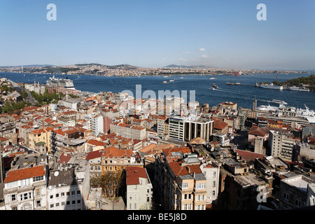 Blick vom Galata-Turm über den Dächern von Beyoglu auf das Goldene Horn und den Bosporus, Istanbul, Türkei Stockfoto