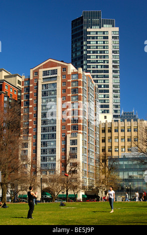 Ballspielen in der Freizeit im Boston Common Park vor die Wolkenkratzer der Innenstadt von Boston, Massachusetts, USA Stockfoto