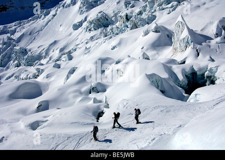 Eine Gruppe von Skifahrern am Gletscher Glacier du Géant im Vallée Blanche, Chamonix, Haute-Savoie, Frankreich Stockfoto