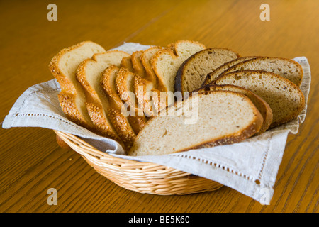 Weißer und brauner Schnittbrot im Korb Stockfoto