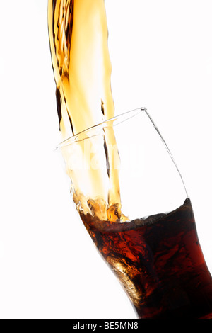 Cola in ein Glas gegossen wird Stockfoto